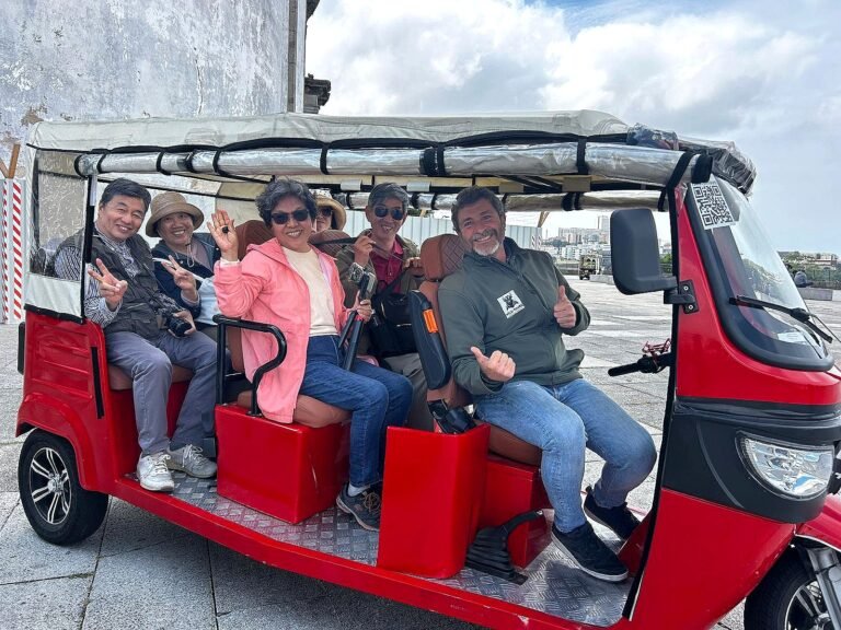 Happy travellers on a private electric tuk tuk tour in Porto
